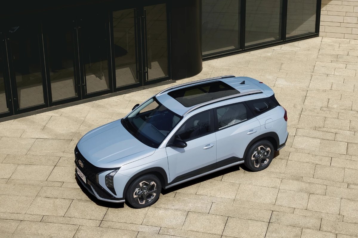 Рассрочка на Hyundai Mufasa под 0% годовых - 1 Голубой кроссовер Hyundai Mufasa с панорамной крышей, вид сверху