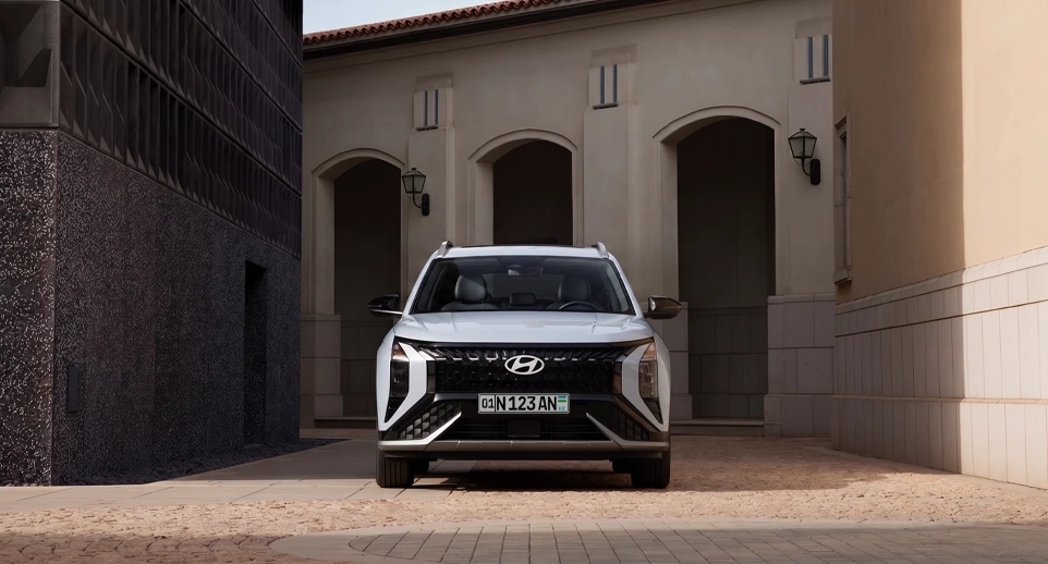 Hyundai Mufasa в Узбекистане: цены, комплектации и характеристики - 1 Белый Hyundai Mufasa у здания с арками, вид спереди