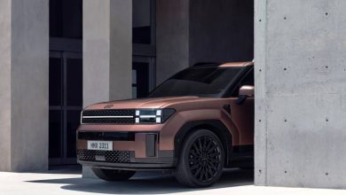Beton devor yonidagi mis rangli Hyundai Santa Fe, old va yon tomondan koʻrinish