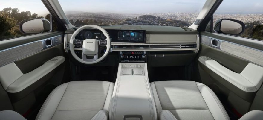 Салон Hyundai Santa Fe со светлой обивкой и отделкой под дерево