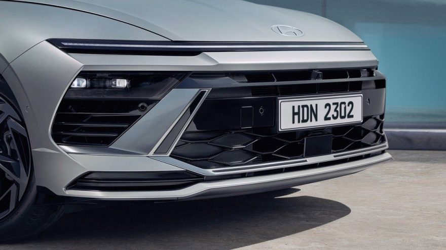 Светодиодная полоса ходовых огней, фара и передний бампер обновленной Hyundai Sonata