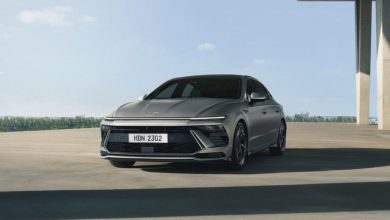 Soyabon ostidagi kulrang Hyundai Sonata sedani, old va yon tomondan koʻrinish