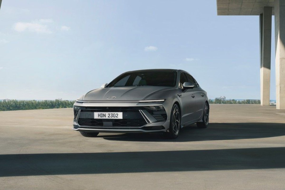 Soyabon ostidagi kulrang Hyundai Sonata sedani, old va yon tomondan koʻrinish