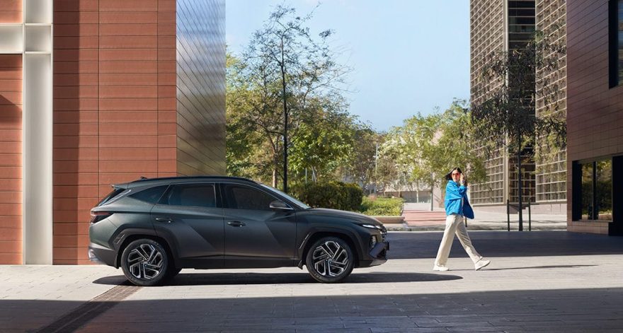 Темно-серый Hyundai Tucson на городской улице, вид сбоку