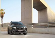 Hyundai Tucson foizsiz muddatli toʻlovga: boshlangʻich va oylik toʻlov - 6 Beton ark yonidagi toʻq kulrang Hyundai Tucson, old tomondan koʻrinish
