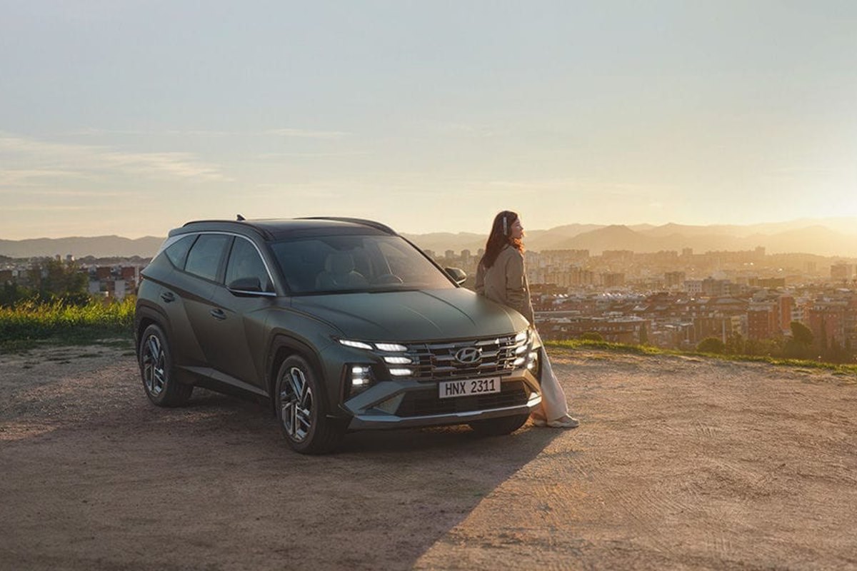 Hyundai Tucson на закате над городом