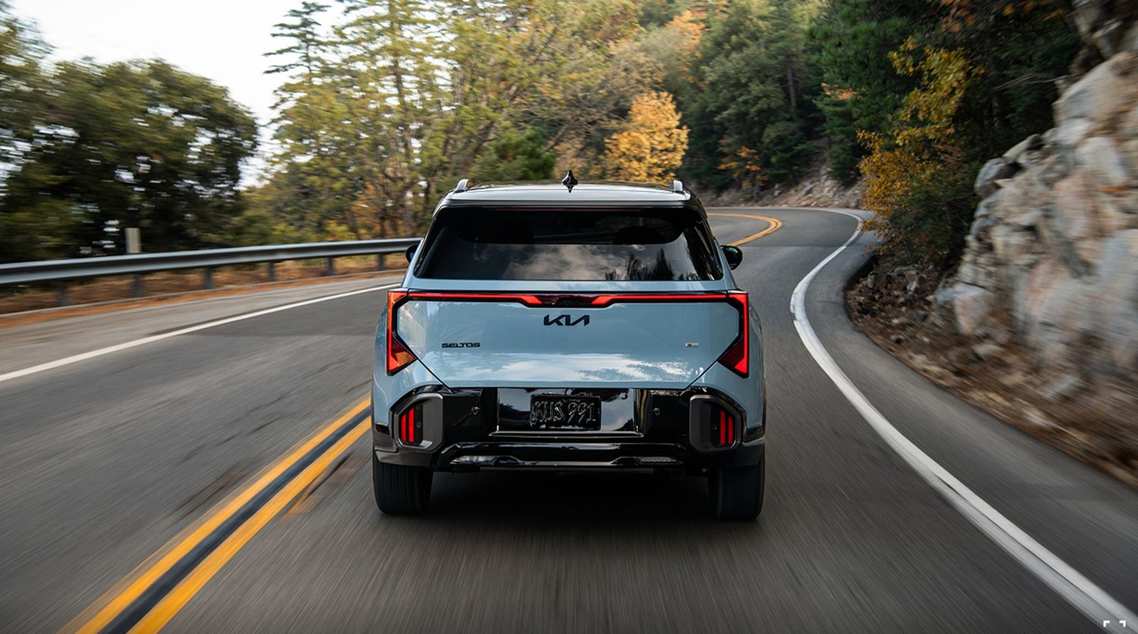 Новый Kia Seltos в Узбекистане - 19 Новый Kia Seltos сзади на дороге