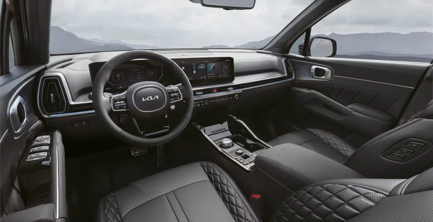 Kia Sorento в Узбекистане: цены, комплектации и характеристики - 2 Передняя панель Kia Sorento с двумя экранами 12,3 дюйма и черные кожаные сиденья