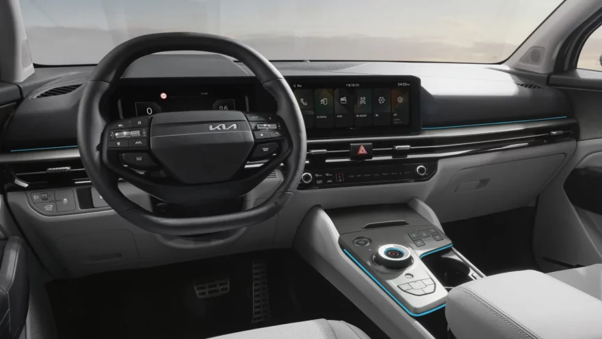 Передняя панель обновленного Kia Sportage: изогнутый двойной дисплей, руль и центральная консоль, светлые сиденья