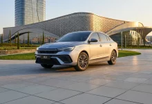 MG 5 в Узбекистане: цена и технические характеристики - 16 Седан MG 5 серого цвета у здания в Ташкенте