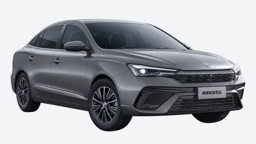 Седан MG 5 серого цвета, вид спереди