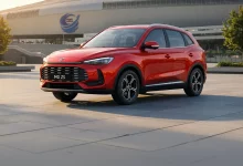 MG ZS в Узбекистане: цена и технические характеристики - 15 MG ZS красного цвета на площади у арены в Ташкенте